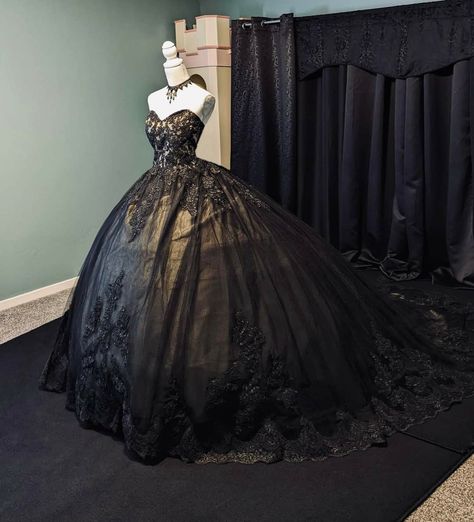 Black Quince Dress, Gold Sweet 16 Dresses, Black Quince Dresses, Vintage Wedding Gowns, Goth Wedding Dresses, Victorian Queen, Queen Gown, Medieval Theme, Xv Dresses