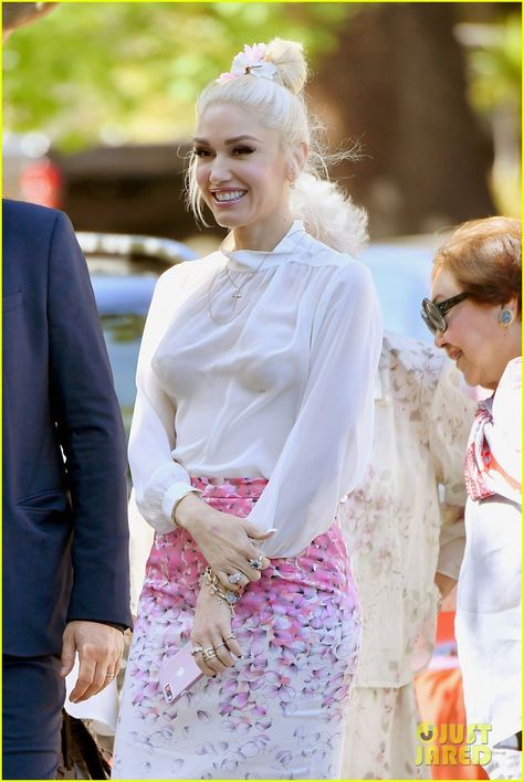 Gwen Stefani Celebrates Her Sons' First Holy Communion! | gwen stefani celebrates kingstons first holy communion02 - Photo Gwen Stefani Style, Gwen Stefani And Blake, Mom Outfit, Gwen Stefani, First Holy Communion, Holy Communion, Just Jared, Mom Outfits, First Communion