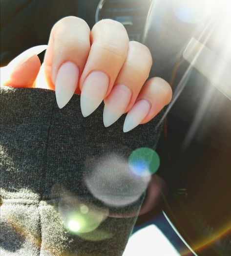 Short Stilleto Nails Neutral, Stilettos Nails Short, Wedding Nails Pointy, Small Stelito Nails, Summer Nails Stiletto Short, Narrow Almond Shape Nails, Steletoes Nails Short, Almondetto Nails Designs, Short Stiletto Nails Summer