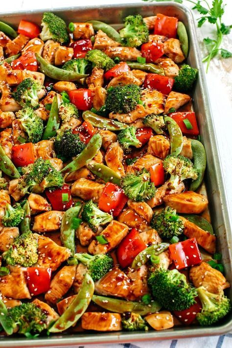 This Sheet Pan Sesame Chicken and Veggies makes the perfect weeknight dinner that’s healthy, delicious and easily made all on one pan in under 30 minutes!  Perfect recipe for your Sunday meal prep too! Sesame Chicken And Veggies, Resep Vegan, Resep Salad, Sheet Pan Dinners Recipes, Chicken And Veggies, Sunday Meal Prep, Makanan Diet, Sesame Chicken, Health Dinner