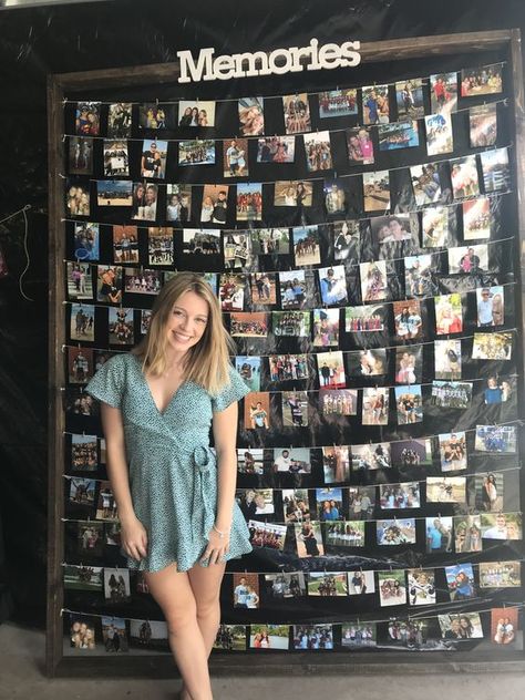 Photo Booth Graduation, Graduation Picture Display, Graduation Party Picture Display, Backyard Graduation Party Ideas, Graduation Photo Displays, Photo Booth Backdrop Graduation, Grad Party Theme, Graduation Party Pictures, College Grad Party