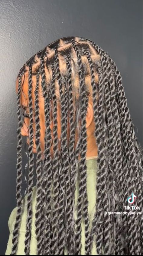 Medium Knotless Senegalese Twist, Proctetive Hairstyle Braids, Braided Blackgirl Hairstyle, Back 2 School Hairstyles Braids, Peek A Boo Twists, Boho Sengelese Twist, Knottles Braids Styles, Black Girls Protective Hairstyles, Island Passion Twist