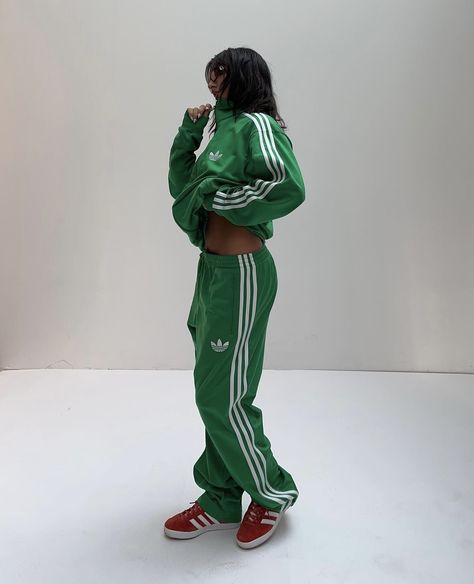 Fashion Killa Fall 2023, Dance Outfits Hip Hop, Adidas Joggers Outfit, Adidas Tracksuit Outfit, Adidas Tracksuit Women, Styling Joggers, Trendy Athletic Outfits, Tracksuit Outfit Women, Tracksuit Outfit