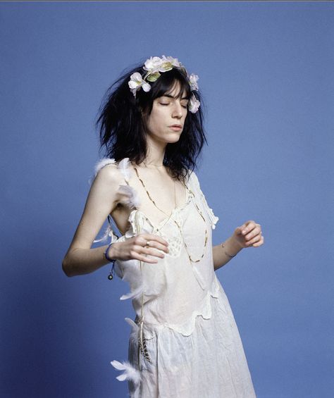 patti smith 7  #PattiSmith #Rock #RockStyle #AmericanMadeMaxiDress #MaxiDress #BulletBlues Lynn Goldsmith, Robert Mapplethorpe, Patti Smith, I'm With The Band, Celebrity Portraits, Fashion Mode, White Photography, Photography Inspiration, Style Icons