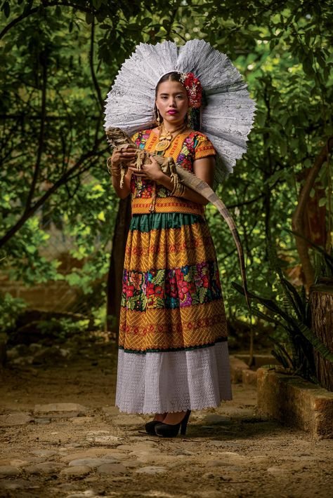 Mexican Traditional Clothing, Mexico People, Outfits For Mexico, Mexican Fashion, Mexico Culture, Riviera Maya Mexico, Mexican Outfit, Mexican Women, Culture Clothing