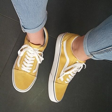 Yellow Vans Outfit, How To Wear Vans, Yellow Vans, Vans Yellow, Tenis Vans, Vans Outfit, Yellow Shoes, Vans Sneakers, Shoe Obsession