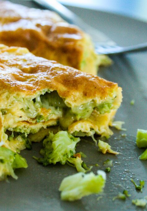 Broccoli Recipes Breakfast, Broccoli Omelette Healthy, Omlet Recipes Broccoli, Broccoli Cheese Omelette, Leftover Cooked Broccoli Recipes, Fast Recipes Desserts, Broccoli Omelette, Leftover Broccoli, Fast Easy Breakfast