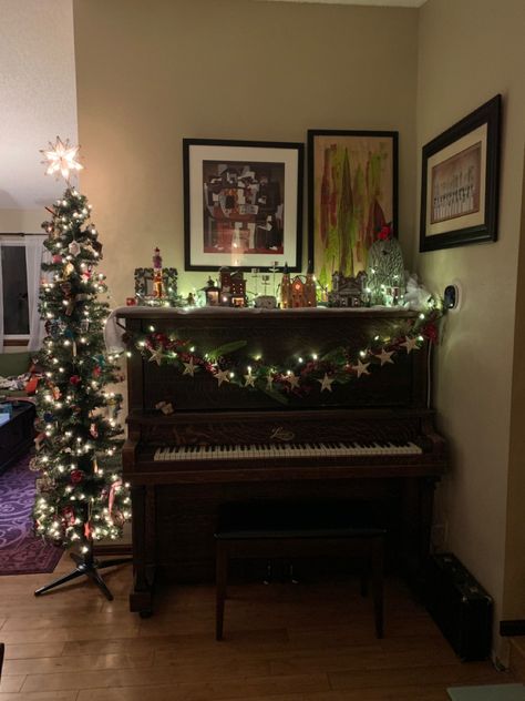 Piano Decor Christmas, Christmas Piano Decorating Ideas, Christmas Decor Piano, Piano Christmas Decorations, Christmas Home Decorations Living Room, Piano Christmas Decor, Christmas Piano Decor, Christmas Music Aesthetic, Piano Decorating Ideas