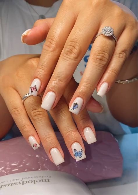 Gel Polish Nail Designs Butterfly, Half Butterfly Nails, Baterflay Nailart, Butterfly Wedding Nails, Simple Butterfly Nail Designs, Short Nails Butterfly, Butterfly Short Nails, Simple Butterfly Nail Art, Short Butterfly Nails