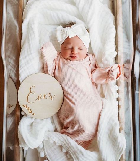 Welcome to the world, sweet Ever Zoe Lynn!✨ #littlemissdessa #littlenurslinglove 📷: @michellewannemacher Baby Hospital Pictures, Newborn Announcement, Newborn Hospital, Baby Hospital, Baby Sleep Problems, Foto Baby, Baby Arrival, Elastic Headband, Newborn Pictures