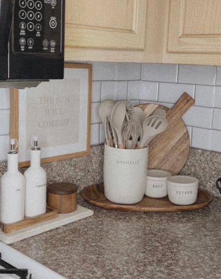 #kitchenideas #kitchenmakeover #kitchenfinds Kitchen Countertop Organization Ideas, Kitchen Countertop Organization, Kitchen Countertop Decor, Countertop Decor, Kitchen Decor Apartment, Kitchen Organisation, Small Kitchen Decor, Kitchen Counter Decor, Counter Decor