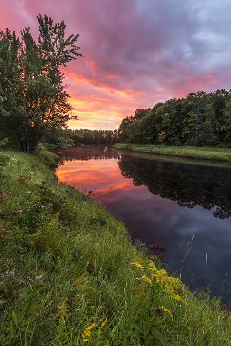 River Flowing, Pretty Landscapes, Beautiful Sky, Nature Aesthetic, Ideas Christmas, Pretty Places, Green Aesthetic, Aesthetic Photography, Sunrise Sunset