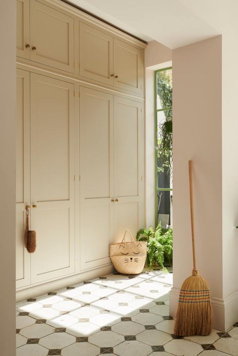 The Chiswick Basement | deVOL Kitchens Crittal Windows, Devol Kitchens, Basement Kitchen, English Kitchens, Chimney Breast, Appartement Design, Cabinetry Design, Hus Inspiration, Shaker Kitchen