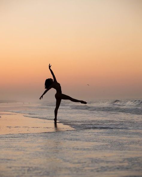 CANDY TONG on Instagram: "Summer tease ☀️ @the.thief.of.time #CandyTong #dance #ballet #pointe #ballerina #dancer #worldwideballet #instagramballerinas21 #pointemagazineofficial #worldwidedance #sanfrancisco #newyork #wildbayarea #igerssf #balletbeautifulgirls #instagramballerinas21 #balletspirit #ballet_a #balletpost ##balletinspiration1 #theballetscene #unapologeticallyasian #dancepreneur" Ballet On The Beach, Dance Photo Shoot Beach, Ballet Beach Photography, Beach Dance Pictures, Dance Pictures On The Beach, Pointe Poses Photography, Dance Beach Photography, Beach Dance Photos, Blue Dance Aesthetic