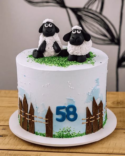 Sheep Cake Design, Shun The Sheep Cake, Baba Black Sheep Cake, Sheep Cake Ideas, Lamb Cake Ideas, Sheep Birthday Cake, Sheep Fondant, Sheep Birthday Party, Sheep Cakes