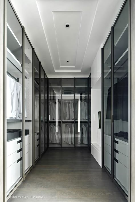 Kelly Hoppen Interiors, Walk In Closet Design, Kelly Hoppen, Wardrobe Room, Luxury Furniture Brands, Dream Closets, غرفة ملابس, Contemporary House Design, Top Interior Designers