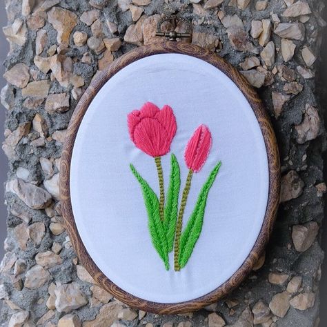 Tulips hand embroidery Tulip Embroidery Pattern, Tulip Embroidery Design, Embroidered Tulips, Veil Embroidery, Tulip Embroidery, Embroidery Shirts, Embroidery Hoop Crafts, Hand Embroidery Flowers, Floral Cross Stitch