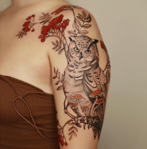 Owl Shoulder Tattoo, Dzo Lama, Foliage Tattoo, Botanical Tattoo Sleeve, Poland Tattoo, Cute Owl Tattoo, Nature Tattoo Sleeve, Animal Tattoo Ideas, Shoulder Piece