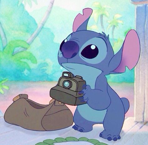 Stitch going to take pictures Pixar Wallpaper, Iphone Wallpapers Hd, ليلو وستيتش, Lilo And Stitch Quotes, Disney Icons, Lilo Y Stitch, Stitch Drawing, Lilo Et Stitch, Disney Gif