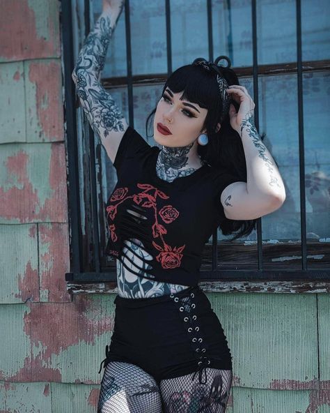 Dark Beauty Fashion, Panda Face, Dark Beauty Photography, Black Label Society, Goth Scene, Tattoed Women, Summer Goth, Alt Girls, Gothic Metal