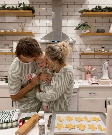 Mother Goals Aesthetic, Cute Families Goals, Cute Future Goals, Parent Goals Aesthetic, My Future Plans Life, Dream Mom Life, Dream Life With Husband, Wife Goals Aesthetic, Vision Board Inspo Pictures Family