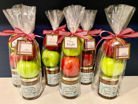 Carmel Apple Teacher Gifts – kerricreates Apple And Caramel Gift, Fall Baskets For Teachers, Carmel Apple Gift Bag, Apple Themed Gifts, Apple Theme Gifts, Thanksgiving Teacher Gift Ideas Diy, Apple Cider Gift Ideas, Caramel Apple Gift Ideas, Teacher Thanksgiving Gifts Ideas