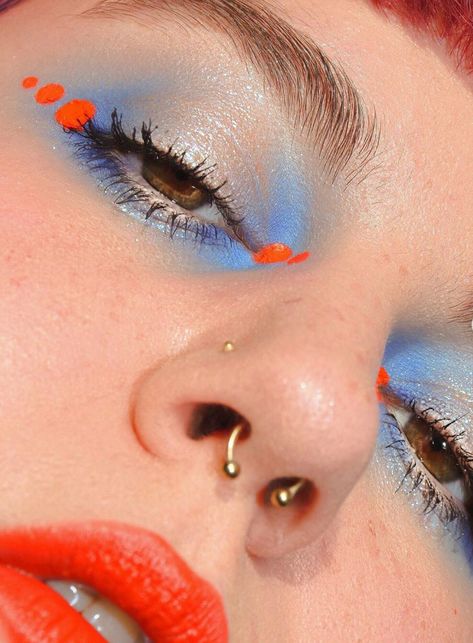 Orange Eyeliner Makeup Looks, Make Up Ideas Colorful, Easy Editorial Makeup, Circus Inspired Makeup, Graphic Eye Makeup Looks, Fun Everyday Makeup, Orange Liner Makeup, Creative Eyeliner Ideas, Colourful Graphic Liner