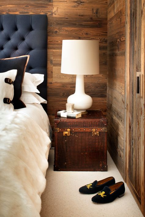 The ski chalet is often a second home, a place to escape the hectic day to day and enjoy down time with family and friends.@NickyDobree. Featuring our luxury handmade and hand stitched leather hardware. Read more via our latest blog. Ski Chalet Bedroom, Ski House Bedroom, Chalet Bedroom, Ski House Decor, Ski Cabin, Interior Design Portfolios, Eclectic Farmhouse, Chalet Design, Ski House