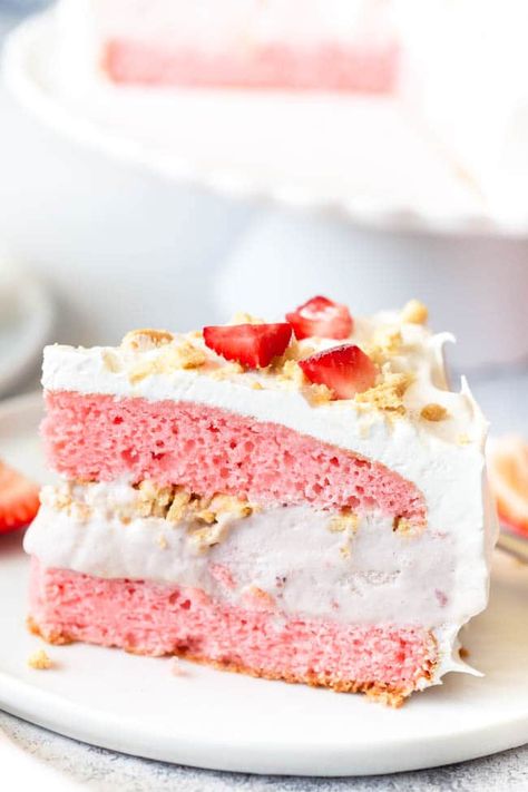 Strawberry Dump Cake, Strawberry Ice Cream Cake, Baileys Cheesecake, Homemade Strawberry Ice Cream, Strawberry Cake Easy, Homemade Ice Cream Cake, Strawberry Birthday Cake, Ice Cream Birthday Cake, Ice Cream Cake Recipe