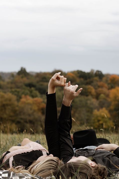 Aesthetic Couple Pictures Photoshoot, Fall Adventure Aesthetic, Fall Couple Photos Aesthetic, Couples Photoshoot Rain, Couple In Countryside Aesthetic, Cute Poses For Couples Photoshoot Fall, Couple Photoshoot Color Scheme, Teenage Couple Fall Photoshoot, Couples Road Photoshoot