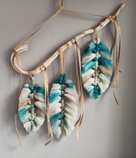 Wool Macrame, Diy Macrame Plant Hanger Easy, Interior Themes, Macrame Feathers, Boho Crafts Diy, Macrame Supplies, Diy Macrame Plant Hanger, Diy Bag Designs, Diy Weaving