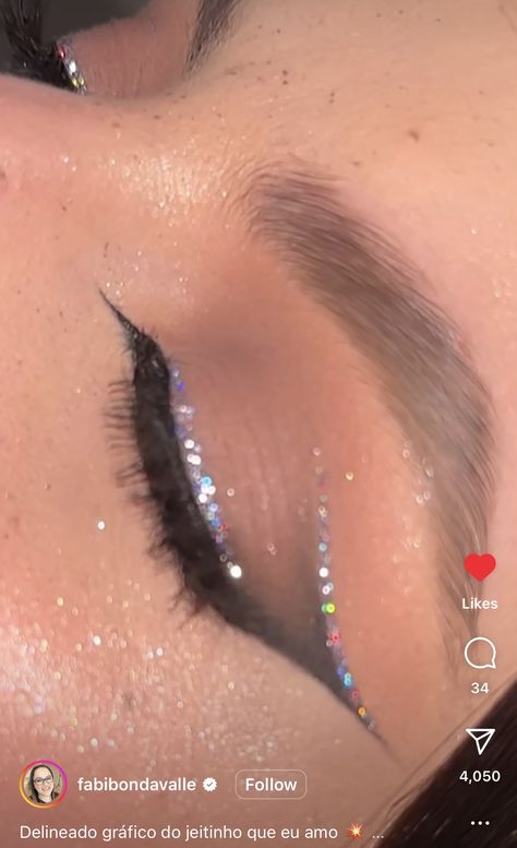 Glitter Liner Makeup, Eye Corner, Glitter Shadow, Glitter Liner, Glitter Eyeliner, Winged Liner, Eyeliner Looks, Black Sparkle, Winged Eyeliner