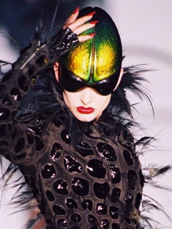 Thierry Mugler Haute Couture, Extreme Fashion, Wearing A Mask, Futuristic Fashion, Thierry Mugler, Avant Garde Fashion, Cat Walk, Future Fashion, Fashion Costume