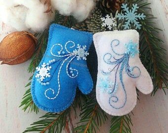 Christmas Mitten Ornaments, Felt Tree Ornaments, Blue And White Tree, Mitten Ornaments, Silver Christmas Decorations, White Christmas Ornaments, Felt Crafts Christmas, Felt Tree, Felt Christmas Decorations