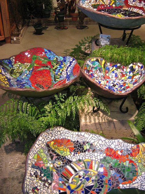 I could make my own concrete bowls! (no link) Diy Mosaic Garden, Diy Mosaic Projects, Concrete Fabric, Mosaic Birdbath, Mosaic Pots, Mosaic Garden Art, Concrete Bowl, Mosaic Birds, Mosaic Stained