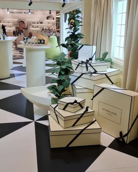 Jo Malone Oversize packaing instore visual merchandising display for holiday Holiday Visual Merchandising, Visual Merchandising Display, Jo Malone, Visual Merchandising, Window Display, Interior Design, Design