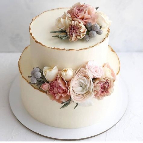 Elegant & beautiful cake inspiration by @cake.okay // Elegáns & gyönyörű 🎂 Vintage Pasta, Spring Wedding Cake, Pretty Wedding Cakes, Elegant Birthday Cakes, Wedding Cakes Blue, Wedding Cakes With Cupcakes, Cake Trends, Unique Wedding Cakes, Wedding Cakes Vintage