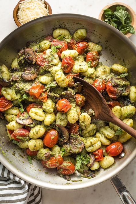 Pesto Gnocchi, Gnocchi Dishes, How To Cook Gnocchi, Meal Ready To Eat, Baked Gnocchi, Creamy Pesto, Gnocchi Recipes, Homemade Pesto, Winter Dinner