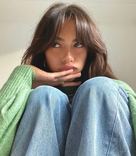 LANI PLIOPA on Instagram: “the bangs just keep getting shorter [& frizzier]” Shag Long Bangs, Brunette Bangs Long Hair, Lani Pliopa, Bekväma Outfits, 사진 촬영 포즈, Pics Inspo, Wispy Bangs, Foto Poses, Brand Board