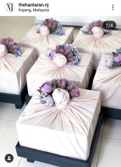 Ideas for hidden hantaran for Malay Wedding Hidden Dulang Hantaran, Seserahan Malaysia, Hidden Box Hantaran, Seserahan Hantaran Wedding, Hantaran Tertutup, Malay Wedding Pelamin, Hidden Hantaran Ideas, Hidden Seserahan, Hidden Hantaran