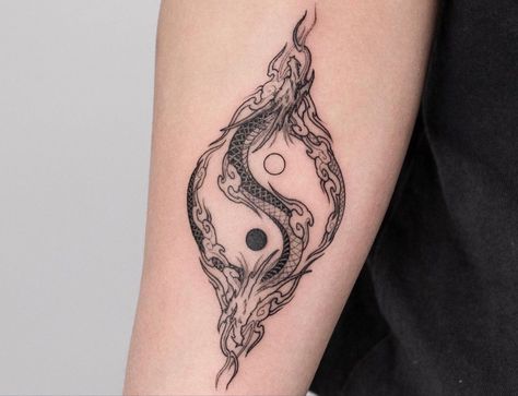 Dragon Yin Yang Tattoo Design, Yin Yang Sleeve Tattoo, Yin And Yang Dragon Tattoo, Cool Yin Yang Tattoos, Ying Yang Tattoo Dragon, Chinese Mythology Tattoo, Yin Yang Tattoo Men, Tattoo Yin Yang Ideas, Ying Yang Tattoo For Men