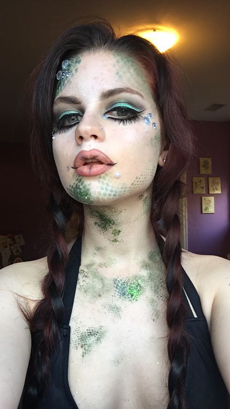 Siren Black Siren Makeup, Sea Monster Halloween Costume, Starbucks Siren Costume, Green Siren Makeup, Spooky Mermaid Costume, Creepy Siren Costume, Creepy Mermaid Costume, Siren Diy Costume, Dark Siren Costume Diy