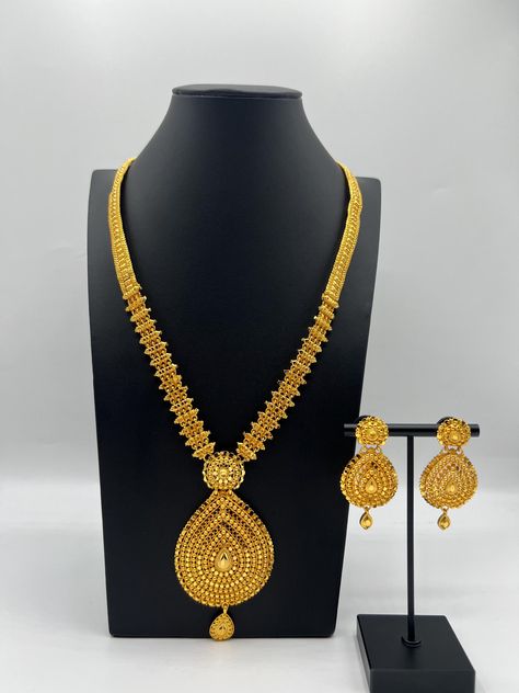 Indulge in the rich heritage of South Asia with our captivating necklace, a dazzling fusion of Indian, Pakistani, and Nepali influences. Inspired by the opulence of traditional jewelry, this exquisite piece showcases intricate craftsmanship and vibrant gemstones, reminiscent of royal adornments from the subcontinent. Embellish your neckline with its enchanting design, meticulously crafted to capture the essence of South Asian splendor. Elevate your style and embrace the cultural tapestry of Indi Gold Haar Design, Rani Haar Gold, Nepali Jewelry, Rani Haar, Wedding Jewellery Necklace, South Asia, Traditional Jewelry, Gold Set, Wedding Necklace