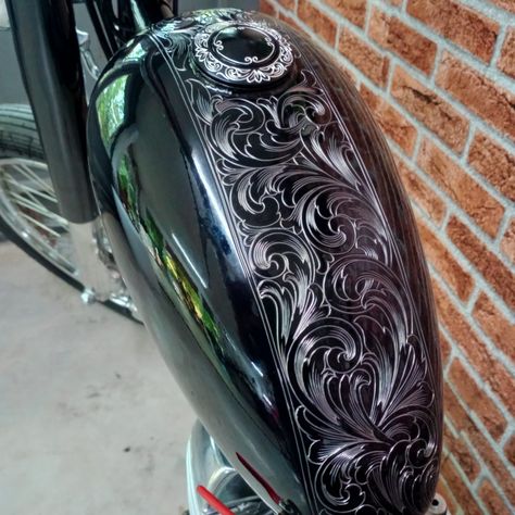 Motorcycle Paint Ideas, Motorcycle Pinstriping, Pop Art Comic Girl, Custom Motorcycle Paint Jobs, Motorcycle Paint, Custom Paint Motorcycle, Diy Motorcycle, Motorcycle Paint Jobs, Harley Davidson Art