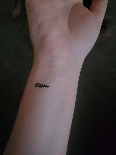 Minimalist Kpop Tattoo, Ive Tattoo Ideas Kpop, K Pop Inspired Tattoo, Kpop Henna Designs, Kpop Tattoo Enhypen, Enhypen Tattoo Ideas Kpop, Small Tattoos Kpop, Enhypen Tattoos Ideas, Enhypen Tattoo Ideas Small