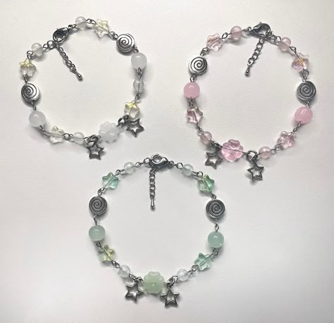 ˚୨୧⋆｡˚ ⋆ beaded chain bracelet with assorted colored beads as well as silver star charms and accents. perfect to finish any outfit~ ⟡ bracelet will fit wrists 6in-7.5in. if you are looking for a different size, please message me and we can work something out! ⟡ all products are handmade, so please treat with care! do not leave in direct sunlight to prevent fading of beads. do not let come in contact with harsh chemicals.  ⟡ please note: because of technical reasons, colors might appear slightly different on your screen.  ⟡ please contact me with any questions, concerns, or requests. Vintage Beaded Jewelry, Aesthetic Matching Bracelets, Acubi Jewelry, Beads Aesthetic, Matching Ideas, Stars Bracelet, Bracelet Aesthetic, Bracelet Matching, Lake Zurich