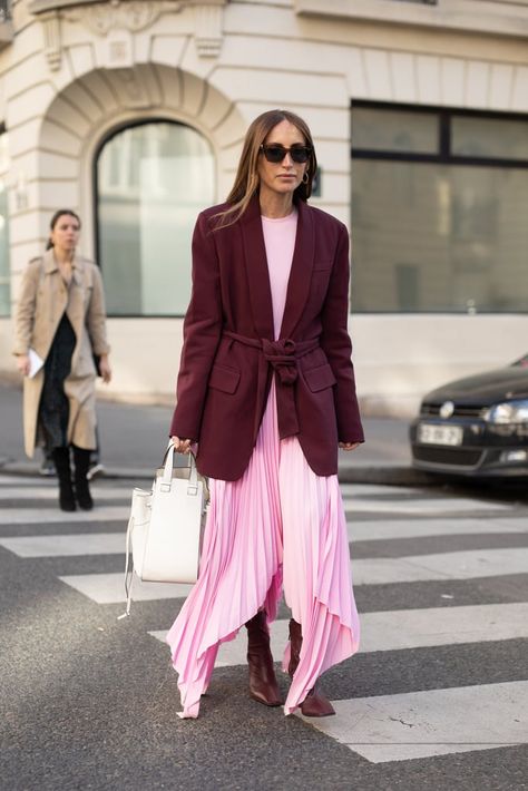 Go for a look that's equal parts flowy and tailored by choosing a dress with airy volume topped with a more sophistocated blazer to finish it off. Ladylike Dress, Look Rose, Weather Outfits, Dramatic Style, Moda Paris, Paris Fashion Week Street Style, Looks Street Style, Autumn Street Style, Red Outfit