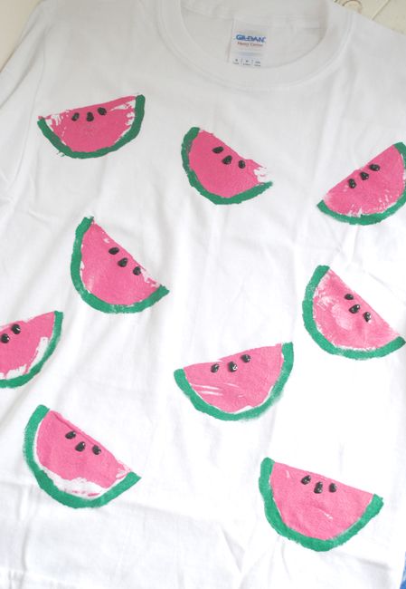 Easy Stamped watermelon t-shirt Tshirt Painting Easy, Cute Shirt Painting Ideas, Paint On Shirt Ideas, Easy T Shirt Painting Ideas, Painting Ideas On T Shirt, Painting Shirts Ideas, Painting On Shirts Ideas, Painting T Shirts Ideas, Painting On Clothes T Shirts