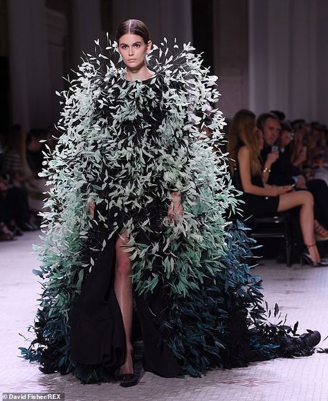 Givenchy Haute Couture, Bird Fashion, Feather Gown, Givenchy Couture, Feather Fashion, Ginger Rogers, Couture Designers, Kaia Gerber, Winter Trends