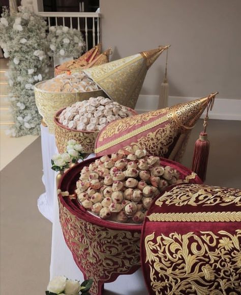 Wedding Arab, Moroccan Sweets, Moroccan Foods, Traditional Moroccan Wedding, Wedding Reception Layout, Reception Layout, Halloween Food Treats, Arab Wedding, Henna Party